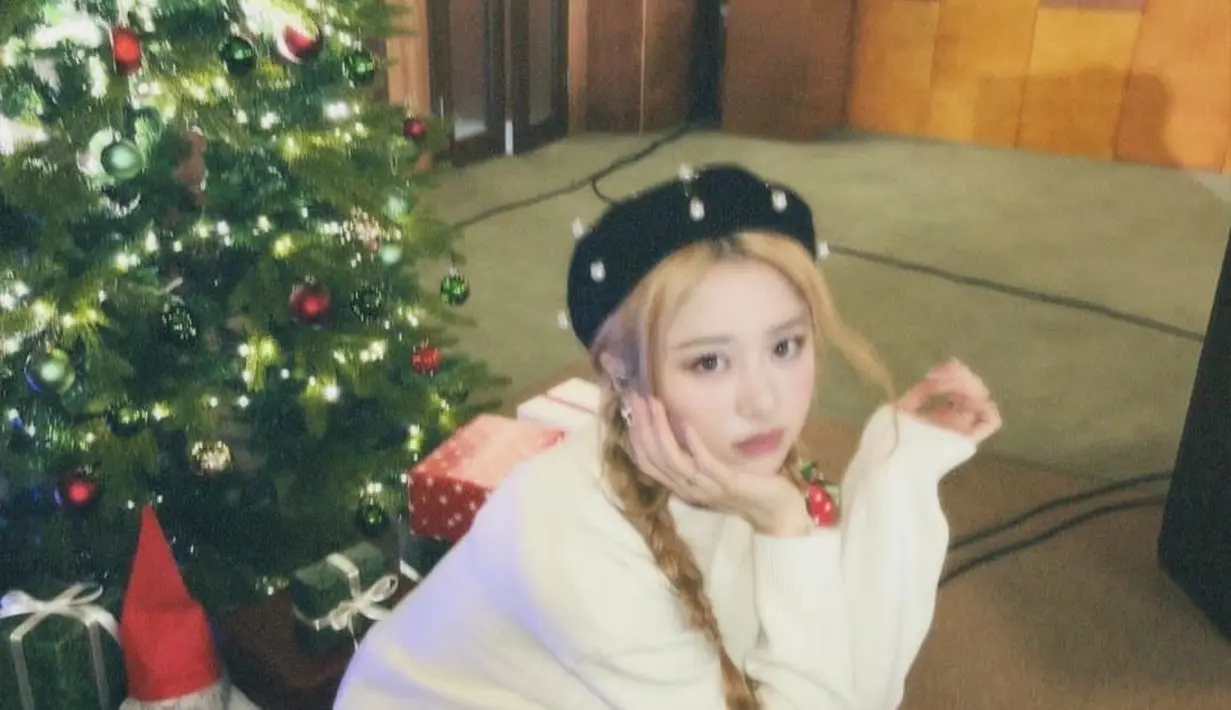 Balutan fluffy sweater yang dipadukan dengan plaid pleated skirt menambahkan kesan hangat saat menyeruput segelas hot latte. Tidak lupa untuk menambah aksesoris beret hat agar tampilan semakin menawan. Sepasang mary jane shoes meciptakan kesan feminine pada dirimu. [@jenaissante]

Penulis : Auliani Faiziah Haspari