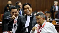 Ketua Tim Hukum Jokowi-Ma'ruf Amin, Yusril Ihza Mahendra (tengah) menghadiri sidang perdana sengketa Pilpres 2019 di Mahkamah Konstitusi (MK), Jumat (14/6/2019). Sidang itu memiliki agenda pembacaan materi gugatan dari pemohon, yaitu paslon 02 Prabowo Subianto-Sandiaga Uno. (Lputan6.com/Johan Tallo)