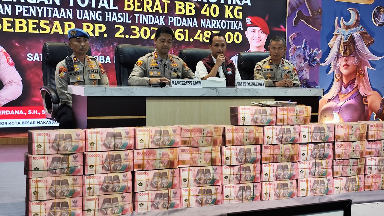Penampakan Tumpukan Uang Rp2,3 M di Polrestabes Makassar Hasil Bongkar Penyelundupan Sabu 40 Kg