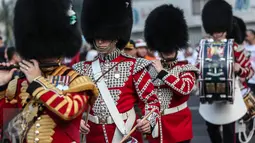 Aksi Scotts Guard alias penjaga Buckingham Palace mengelilingi kawasan Bundaran HI, Jakarta, Minggu (5/6). Aksi Scotts Guard yang didatangkan dari Inggris ini dalam rangka hari ulang tahun Ratu Elizabeth II yang ke-90. (Liputan6.com/Faizal Fanani)