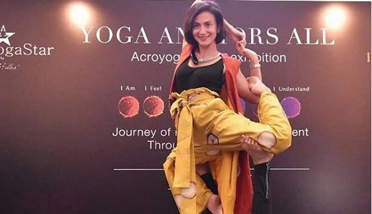 Sejak 15 tahun silam Wanda Hamidah menjalani olahraga yoga. Berkat ketekunan dan ketelatenannya, setahun belakangan ini telah mendapatkan sertifikat untuk mengajar yoga. (Instagram/wanda_hamidah)