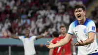 Reaksi kecewa pemain Inggris, Harry Maguire saat matchday ketiga Grup B Piala Dunia 2022 melawan Qatar di Ahmad Bin Ali Stadium, Rabu (30/11/2022). (AP/Thanassis Stavrakis)