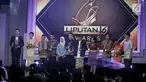 Direktur Utama PT Surya Citra Media Tbk (SCMA) Sutanto Hartono berfoto bersama dengan penerima penghargaan Liputan 6 Award 2017 di SCTV Tower, Jakarta, Sabtu (20/5). Sebanyak enam orang terpilih meraih Liputan 6 Awards 2017. (Liputan6.com/Faizal Fanani)