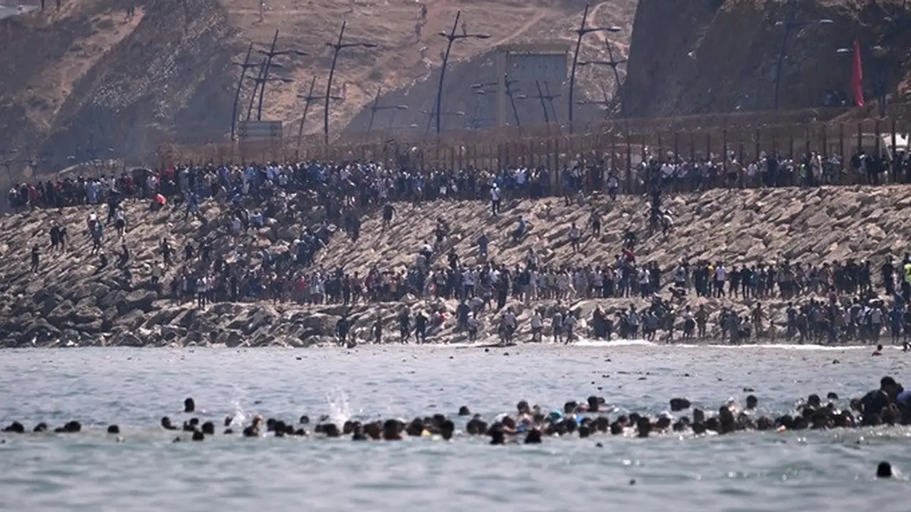 Para migran berusaha menyeberang dari Maroko menuju Ceuta, enklave milik Spanyol, Kamis (30/7/2026).