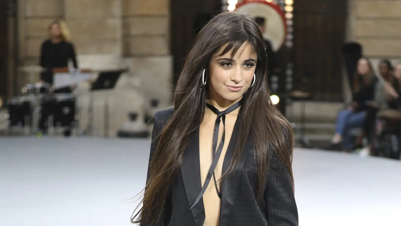 Camila Cabello Tampil Tanpa Bra di Paris Fashion Week 2019