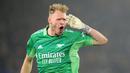 Aaron Ramsdale mampu melakukan penyelamatan penting saat Arsenal sedang dalam performa naik turun pada musim ini.Ia juga mampu membayar kepercayaan Mikel Arteta dengan mencatatkan 12 clean sheet dalam 28 penampilannya di Liga Inggris. (AFP/Lindsey Parnaby)