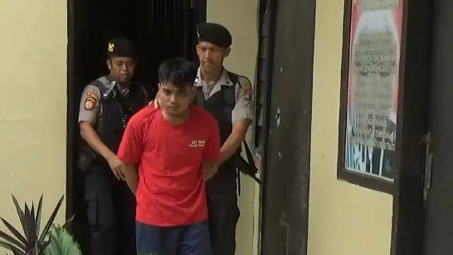 Viskal alias Anjar saat digiring anggota Polres Kendari usai melakukan aksinya.(Liputan6.com/Ahmad Akbar Fua)