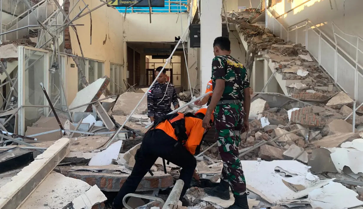 Anggota Tim SAR campuran mengevakuasi korban terdampak gempa bumi berkekuatan magnitudo 7,7 di Maumere, Nusa Tenggara Timur, Sabtu, 15 Agustus 2026. (Basarnas)