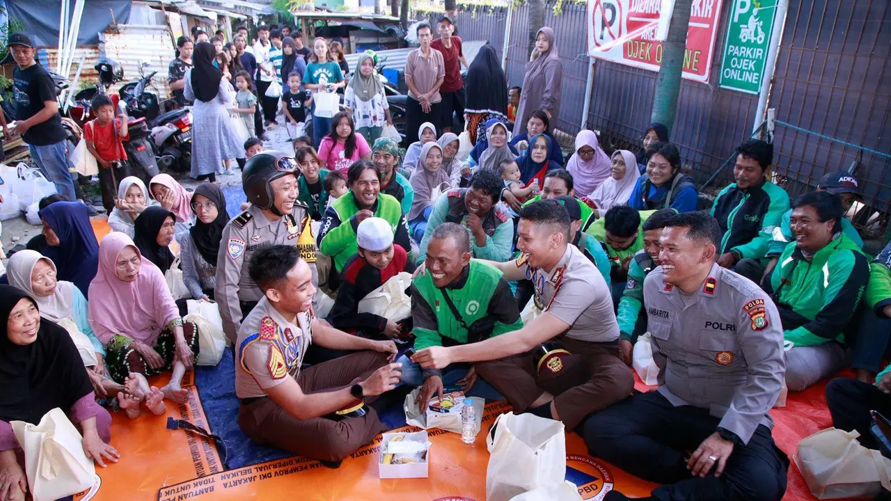 Taruna Akademi Kepolisian (Akpol) mengedukasi sekaligus berbagi dengan para pengemudi ojek online (ojol) dan pengguna jalan di ruas Jalan Raya Arteri Daan Mogot, Jakarta Barat (Istimewa)