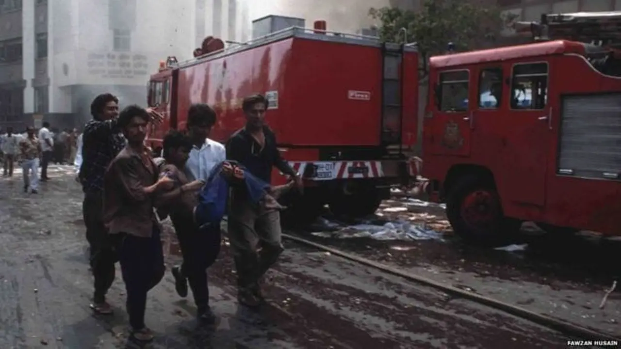 Kekacauan akibat bom Bombay, India pada 1993. (Fawzan Husain)
