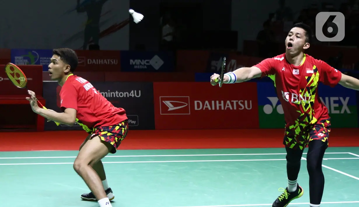 Pebulu tangkis ganda putra Indonesia, Fajar Alfian/Muhammad Rian Ardianto saat bertanding melawan Lee Yang/Wang Chi-Lin (China Taipei) pada Perempat Final Indonesia Masters 2022 di Istora Senayan, Jakarta, Jumat (10/6/2022). Fajar/Rian unggul 21-15, 21-18. (Liputan6.com/Helmi Fithriansyah)