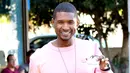Usher terlihat bahagia banget ya saat memegang es krimnya! (Snorlax/Mega TheMegaAgency.com/USMagazine)