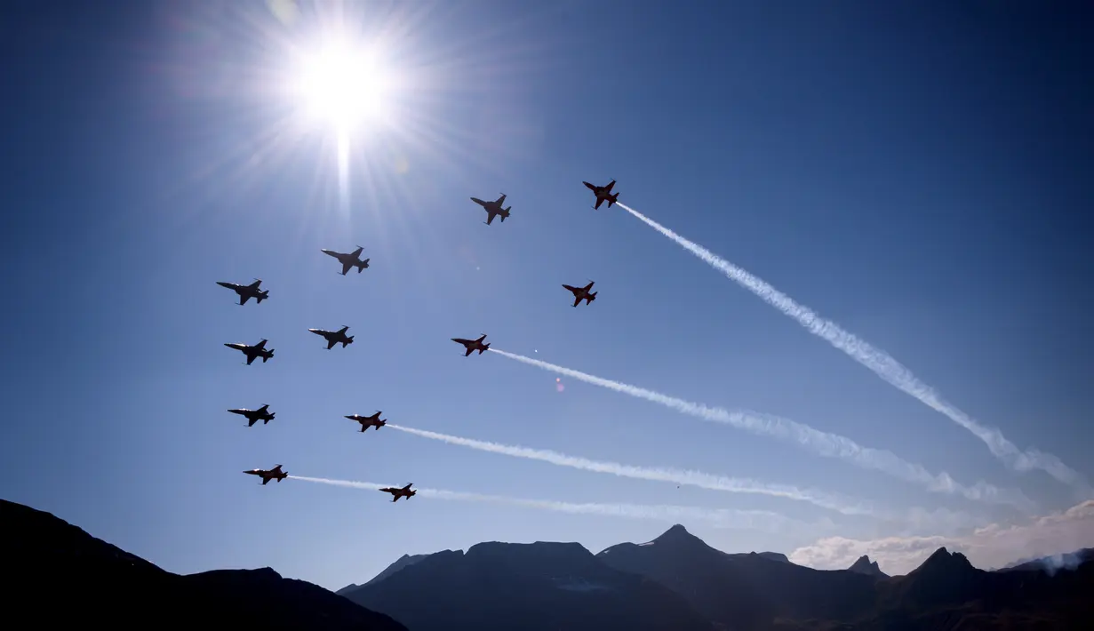 Patroli Angkatan Udara Swiss membentuk formasi menggunakan pesawat tempur selama demonstrasi penerbangan Angkatan Udara Swiss di Axalp, 10 Oktober 2018. (Photo by Fabrice COFFRINI / AFP)