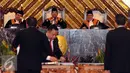 Ketua Mahkamah Agung, Hatta Ali (tengah) saat memimpin sidang paripurna pemilihan Ketua MA periode 2017-2022 di Jakarta, Selasa (14/2). Hatta Ali kembali memimpin MA setelah dipilih 38 dari 47 Hakim Agung. (Liputan6.com/Helmi Fithriansyah)