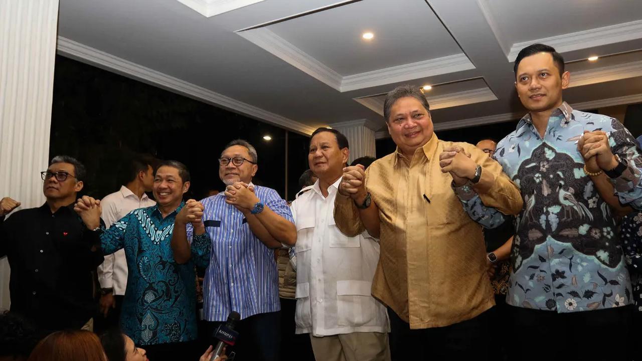 Dia menambahkan, KIM mendesain proses penetapan capres-cawapres ini secara mudah dan sederhana. Setelah dimusyawarahkan tadi malam, tahap selanjutnya adalah pendaftaran di KPU.<br>