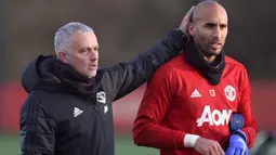 Kiper Manchester United, Lee Grant (kanan) bersama pelatih Jose Mourinho saat sesi latihan di Carrington Training complex, Manchester (26/11/2018). Lee Grant didatangkan Manchester United dari Stoke City pada awal musim 2018/2019 dengan nilai transfer 1,7 juta euro untuk melapis posisi penjaga gawang. Hingga pensiun bersama MU pada Juli 2022 ia hanya tampil dalam 2 laga saja di semua ajang. (AFP/Oli Scarff)