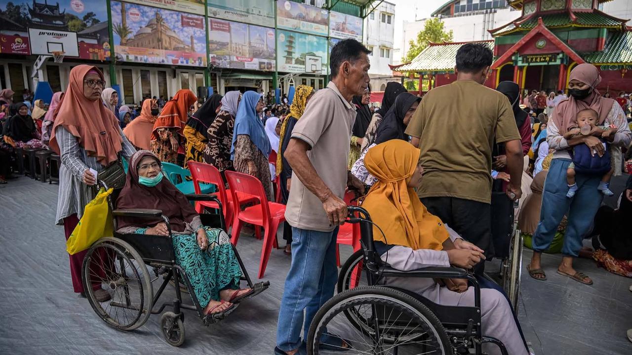 FOTO: Ribuan Warga Surabaya Antre Zakat Mal Rp 500 Ribu per Orang di Masjid Cheng Hoo