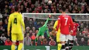 Kiper Manchester United, David de Gea melakukan penyelamatan saat bertanding melawan Villarreal pada pertandingan grup F Liga Champions di stadion Old Trafford, Inggris, Kamis (30/9/2021). Manchester United menang tipis atas Villareal 2-1. (AFP/Anthony Devlin)
