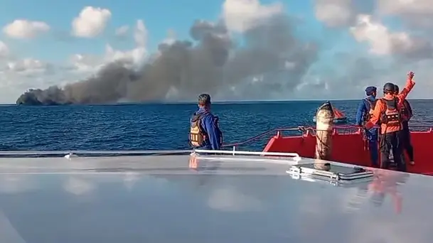 Tim SAR Gabungan Evakuasi Penumpang KMP Putri Yasmin Terbakar di Selat Lombok