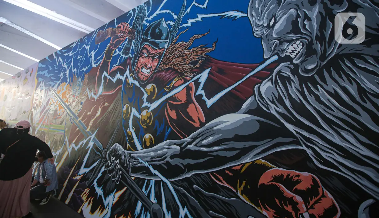 Mural kolaborasi di Terowongan Kendal, Kawasan TOD Dukuh Atas, Jakarta, Rabu (6/7/2022). Selaiin untuk merayakan perilisan film "Thor" mural tersebut juga hadir dalam rangka memeriahkan HUT ke-495 Jakarta. (Liputan6.com/Faizal Fanani)