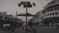 Inilah rambu lalu lintas unik dalam Konferensi Asia Afrika pertama tahun 1955 di Bandung, Jawa Barat (Foto: cuplikan video Arsip Nasional RI)