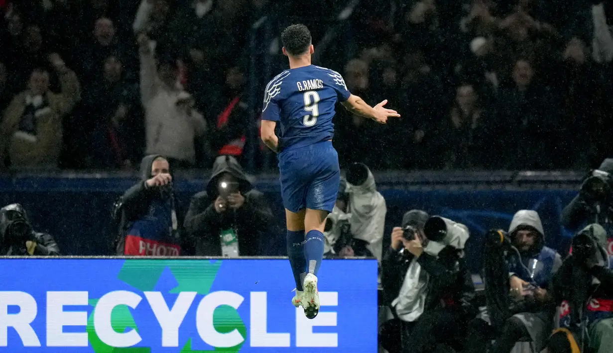 Drama enam gol tersaji saat Paris Saint-Germain menjamu Manchester City dalam laga matchday 7 League Phase Liga Champions 2024/2025 di Parc des Princes, Kamis (23/1/2025). Les Parisiens comeback usai tertinggal dua gol untuk menang 4-2. (AP Photo/Thibault Camus)