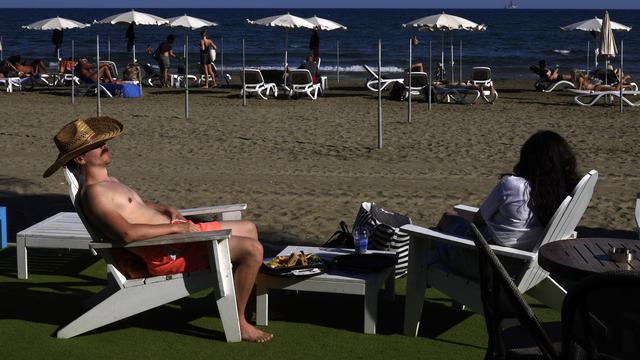 Menikmati Cuaca Hangat di Pantai Makenzi Siprus