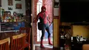 Moises Vazquez mengenakan kostum Spiderman kesayangannya menuju Universitas Otonomi Nasional Meksiko (UNAM) di Meksiko City, Meksiko, 27 Mei 2016. Moises Vazquez menjadi dosen ilmu komputer dan sains. (REUTERS/Edgard Garrido)