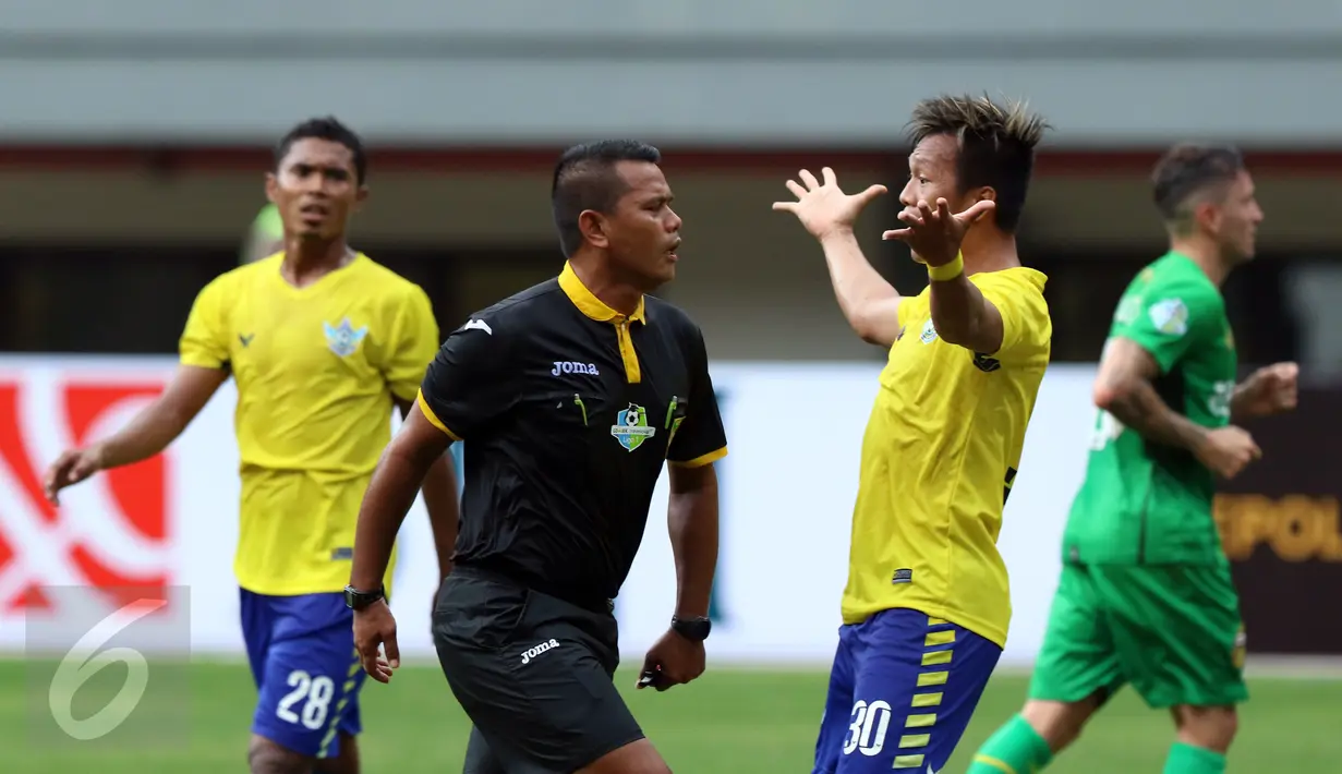 Bek Persegres Gresik United, Jeki Arisandi melakukan protes ke wasit saat laga melawan Bhayangkara FC pada lanjutan Liga 1 di Stadion Patriot Candrabhaga, Bekasi, Minggu (7/5). Bhayangkara FC unggul 2-1. (Liputan6.com/Helmi Fithriansyah)