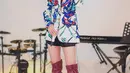 OOTD penuh pesona lainnya dari Mikha Tambayong. Ia tampil mengenakan blazer bermotif floral bernuansa biru dipadu celana pendek hitam, dan high heels boots merah, cara menunjukkan kaki jenjang dengan cara yang memesona. [Foto: Instagram/miktambayong]
