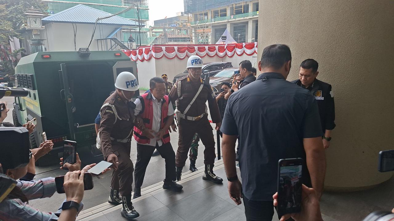 Febrie Adriansyah Tiba di Kejagung untuk Diperiksa TPPU