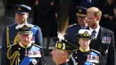 Raja Charles III, Putri Anne, Pangeran William dan Pangeran Harry di pemakaman Ratu Elizabeth II. (Hannah Mckay/Pool Photo via AP)