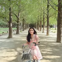 Couple trip ke Nami Island makin manis dengan gaya pink yang kompak dan effortless. [@prillylatuconsina96].