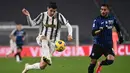 Penyerang Juventus, Alvaro Morata, berebut bola dengan bek Atalanta, Jose Luis Palomino, pada laga lanjutan Liga Italia di Allianz Stadium, Kamis (17/12/2020) dini hari WIB. Juventus bermain imbang 1-1 menghadapi Atalanta. (AFP/Marco Bertorello)