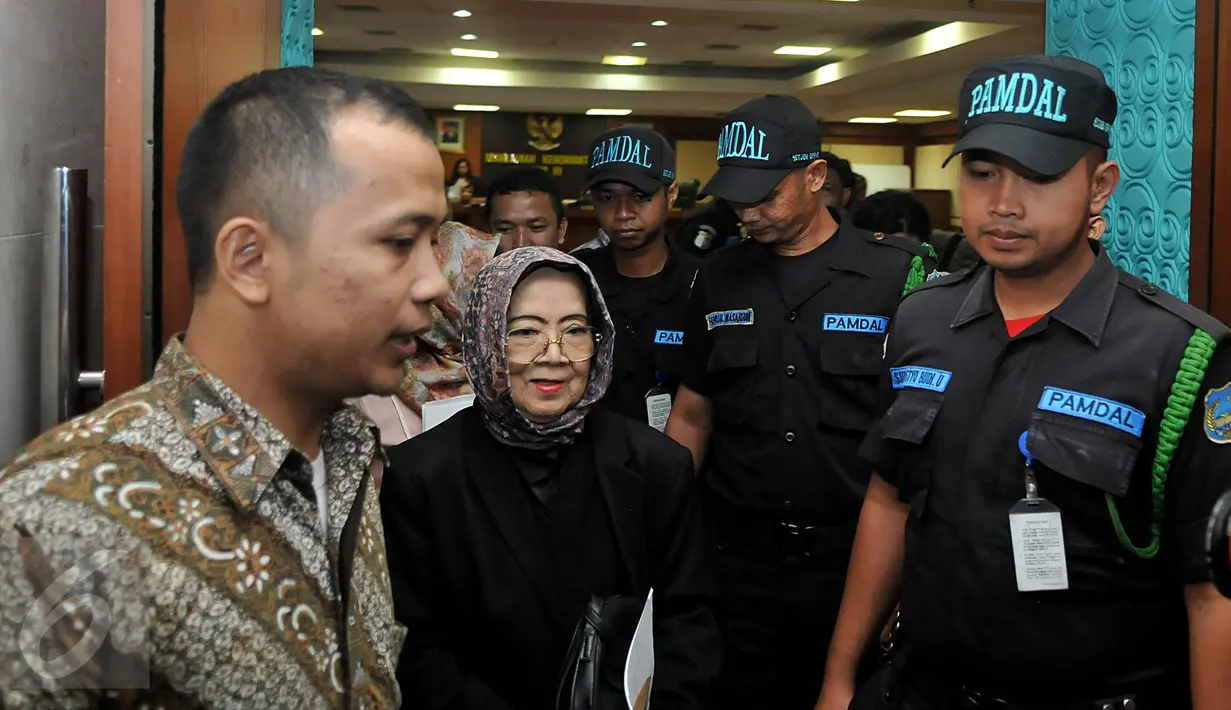 Ahli Bahasa Yahya Bachria Mugnisjah meninggalkan ruang rapat usai memberikan keterangan kepada MKD  mengenai kasus lanjutan kasus Rekaman Antara Setya Novanto dan Petinggi PT Freeport, Jakarta, Selasa, (24/11/2015). (Liputan6.com/Johan Tallo)