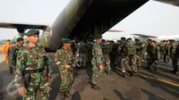 Anggota TNI yang tergabung dalam Satgas Pemadaman Kebakaran Hutan dan Lahan mengawasi proses loading pesawat Hercules di Lanud Halim Perdanakusuma Jakarta, Selasa (27/10/2015). 1000 personil TNI kembali diberangkatkan. (Liputan6.com/Helmi Fithriansyah)