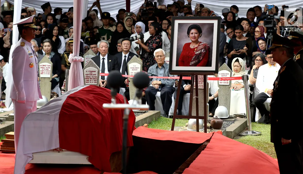 Jenazah istri presiden ke-6 RI Susilo Bambang Yudhoyono (SBY), Ani Yudhoyono siap untuk dimakamkan di TMP Kalibata, Jakarta, Minggu (2/6/2019). Upacara pemakaman Ani Yudhoyono berlangsung khidmat. (Liputan6.com/JohanTallo)