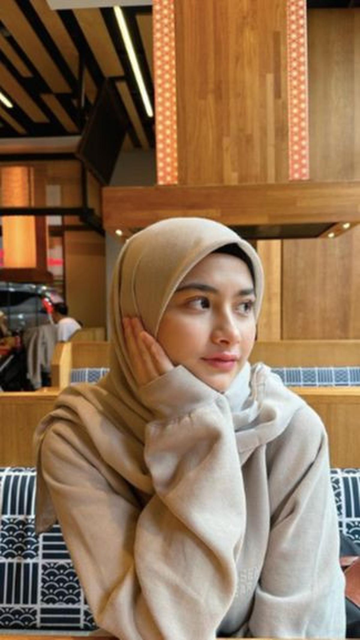 Lama tak terdengar kabarnya dari layar kaca, Faye rupanya telah berhijrah. Melalui akun Instagram pribadi Faye membagikan beberapa potret terbaru dirinya yang telah mengenakan hijab.