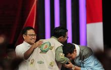 FOTO: Keakraban Capres dan Cawapres Saling Salaman dan Pelukan Usai Membara di Debat Keempat Pilpres 2024