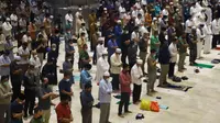 Jemaah melaksanakan ibadah salat Jumat di Masjid Istiqlal, Jakarta, Jumat (11/2/2022). Di tengah lonjakan kasus Covid-19 di DKI, Masjid Istiqlal melakukan pembatasan jumlah jemaah maksimal 50 persen serta jam operasional pengunjung untuk shalat. (Liputan6.com/Herman Zakharia)