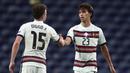 Pemain Portugal, Joao Felix dan Diogo Jota, merayakan gol yang dicetak ke gawang Kroasia pada laga UEFA Nations League di Stadion Dragao, Minggu (6/9/2020). Portugal menang dengan skor 4-1. (AP/Miguel Angelo Pereira)