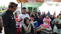 Wabup Garut Helmi Budiman, tengah melakukan wawancara dengan salah satu pasien ODGJ di klinik Atma Karangpawitan, Garut. (Liputan6.com/Jayadi Supriadin)