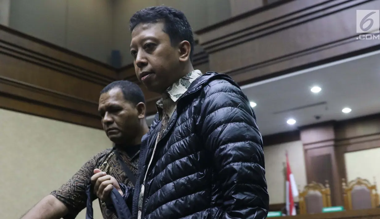 Terdakwa kasus suap jual-beli jabatan di lingkungan Kemenag, M Romahurmuziy (kanan) bersiap menjalani sidang lanjutan di Pengadilan Tipikor, Jakarta, Rabu (18/9/2019). Sidang yang seharusnya beragendakan pembacaan eksepsi dibatalkan karena terdakwa mengaku sakit. (Liputan6.com/Helmi Fithriansyah)