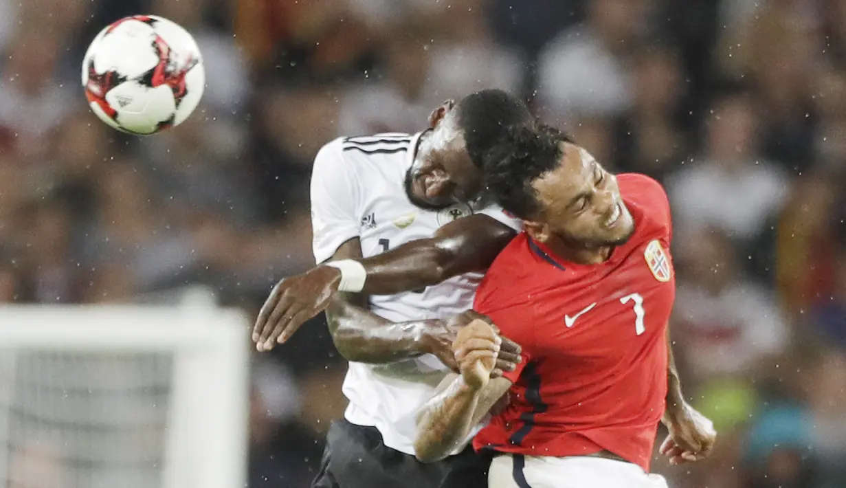 Duel pemain Jerman, Antonio Ruediger (kiri) dan pemain Norwegia, Joshua King pada laga grup C kualifikasi Piala Dunia 2018 di Mercedes-Benz Arena, Stuttgart, (4/9/2017). Jerman menang 6-0.  (AP/Matthias Schrader)