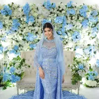 Dress bersiluet mermaid itu dilengkapi dengan ekor panjang hingga menyapu lantai, membuatnya terlihat seperti princess Cinderella di dunia nyata.  [@jharnabhagwani]