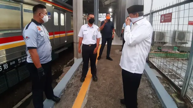 Gubernur Banten Wahidin Halim meninjau beberapa stasiun KRL di Kota Tangerang dan Tangerang Selatan, Senin (20/04/2020) di tengah penerapan PSBB.(Foto: dokumentasi Pemprov Banten)