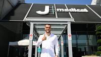 Filip Kostic saat akan melakoni serangkaian tes kesehatan di Juventus. (Twitter @Juventus)