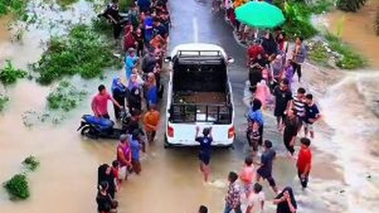 VIDEO: Banjir di Kebun Sawit Riau Malah Jadi Lokasi Wisata Dadakan, Pedagang Berjejer Sepanjang Jalan