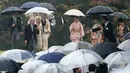 Kaisar Jepang Akihito (kiri depan) bersama Permaisuri Michiko dan keluarga kerajaan berjalan menuruni bukit untuk menyambut tamu saat pesta taman musim gugur di taman kekaisaran Akasaka Palace, Tokyo, Jumat (9/11). (AP Photo/Eugene Hoshiko)