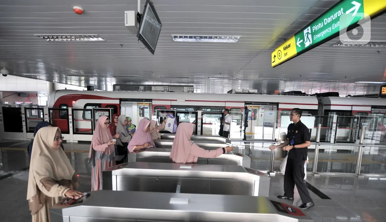 Penumpang melakukan tap kartu saat akan menggunakan LRT (Light Rail Transit) di Stasiun Velodrome, Rawamangun, Jakarta, Rabu (27/11/2019). Moda transportasi massal LRT Jakarta akan beroperasi komersial per 1 Desember 2019 dengan tarif Rp5.000 untuk sekali perjalanan. (merdeka.com/Iqbal Nugroho)